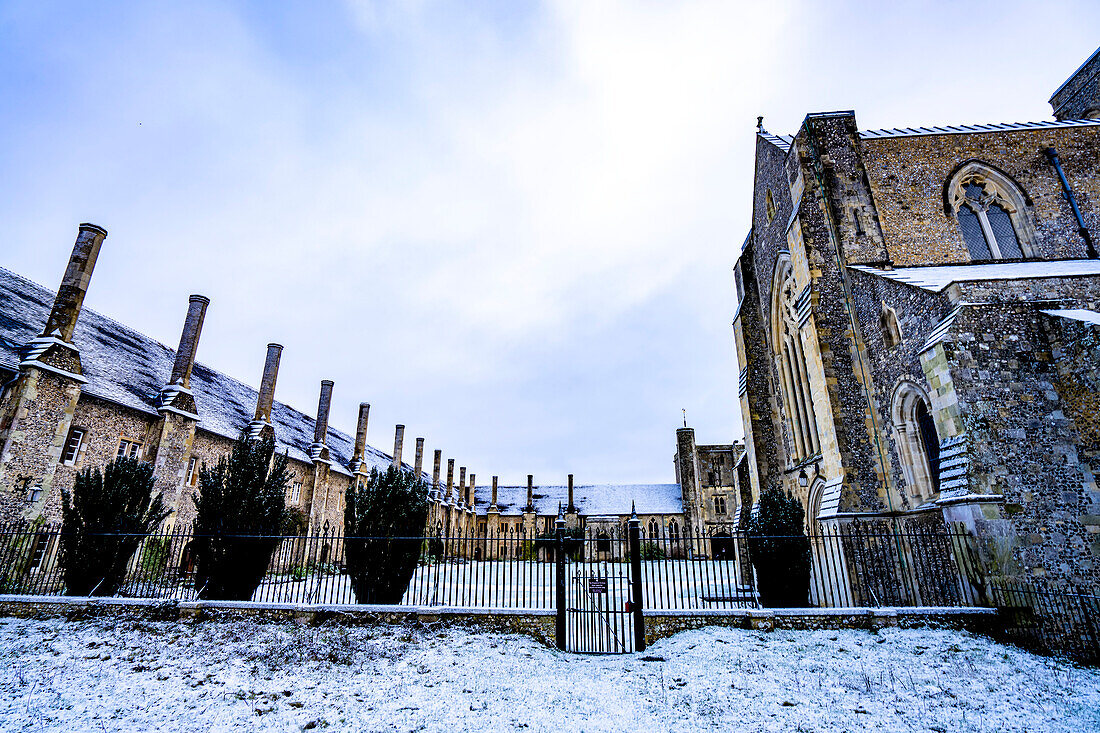 Hospital of St Cross and Almshouse of Noble Poverty, umrandet von frühmorgendlichem Schnee; Winchester, Hampshire, England, Vereinigtes Königreich