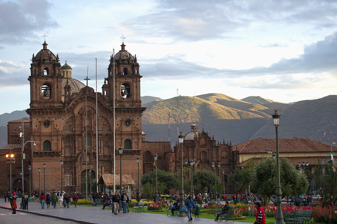 Plaza De Armas Und Templo De La Compania De Jesus; Cusco Peru