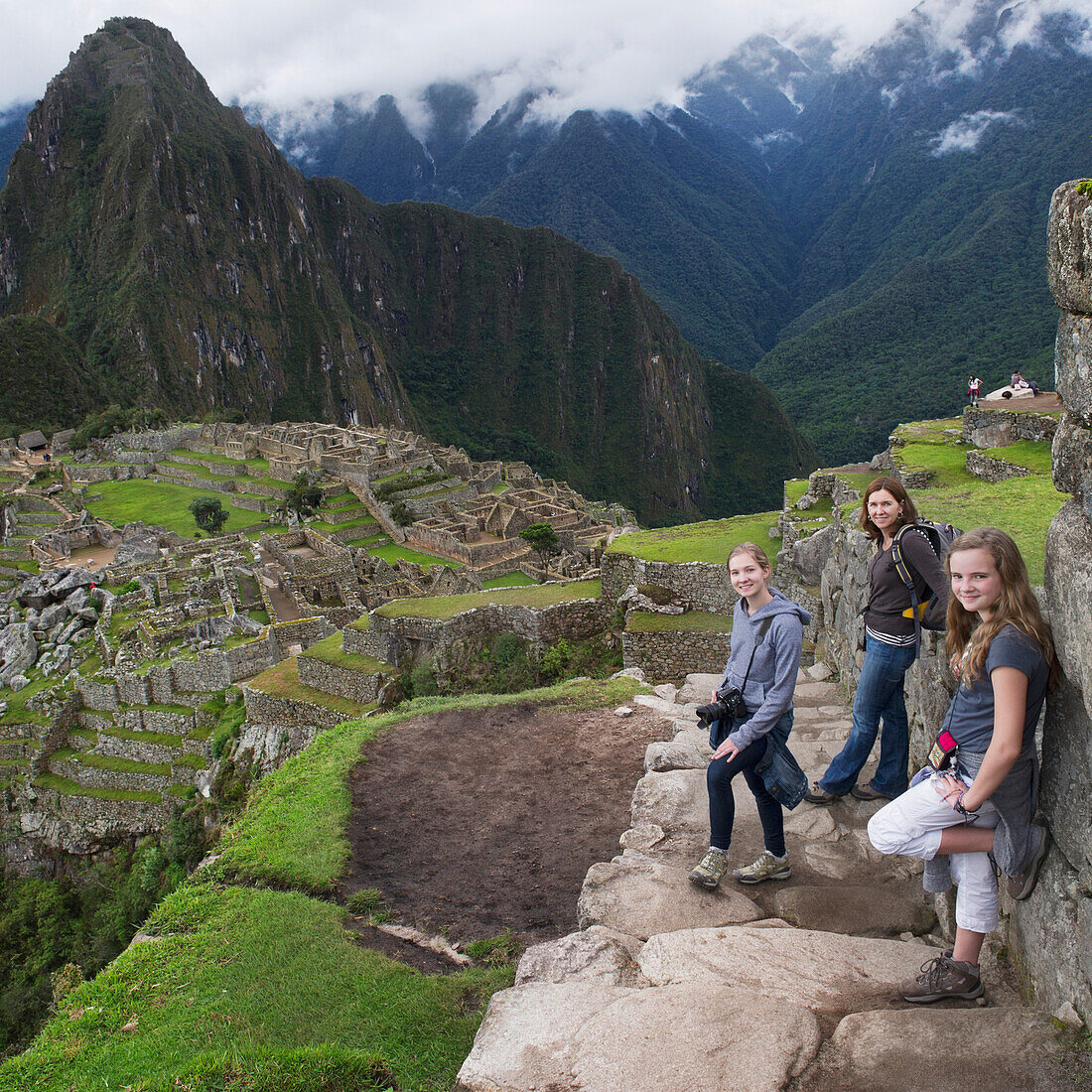 Eine Mutter und ihre Töchter am Machu Picchu; Peru