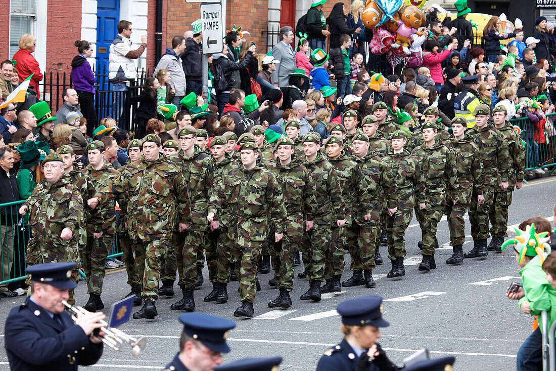 Ein Militärmarsch und eine Marschkapelle bei der St. Patrick's Day Parade; Dublin Irland