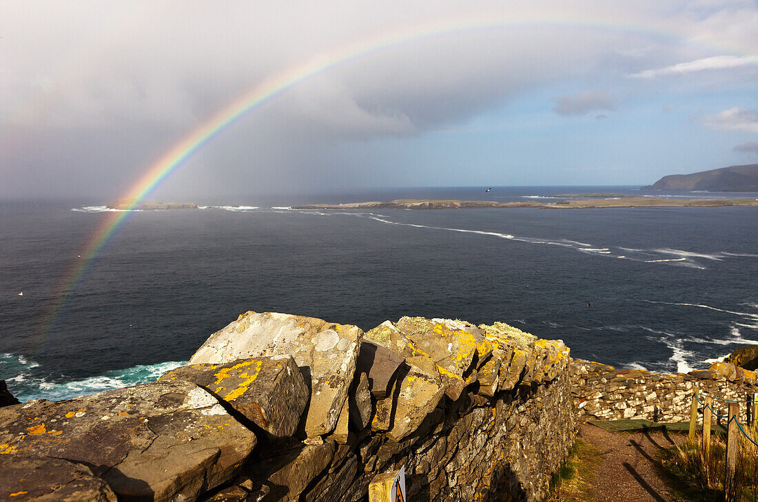 Regenbogen über Felsen bei Sumburgh Head; Shetland Schottland