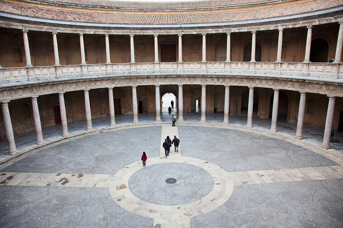 Touristen in der Alhambra; Granada Andalusien Spanien