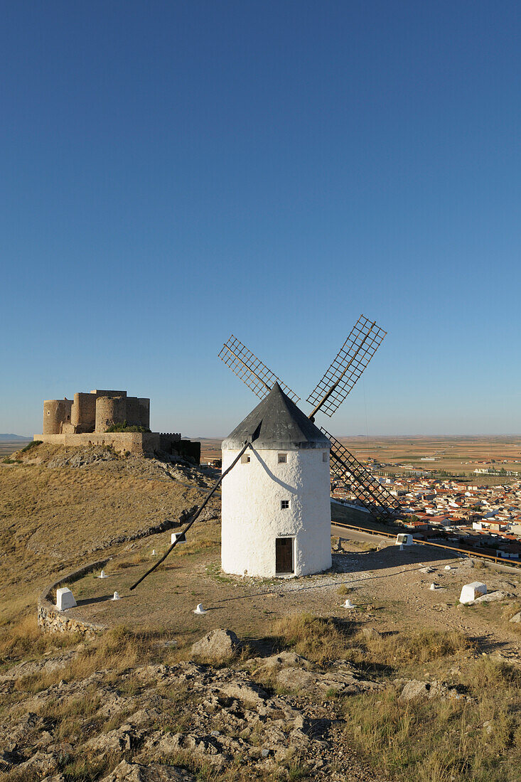 Schloss aus dem 12. Jahrhundert und Windmühlen von La Mancha; Consuegra Spanien