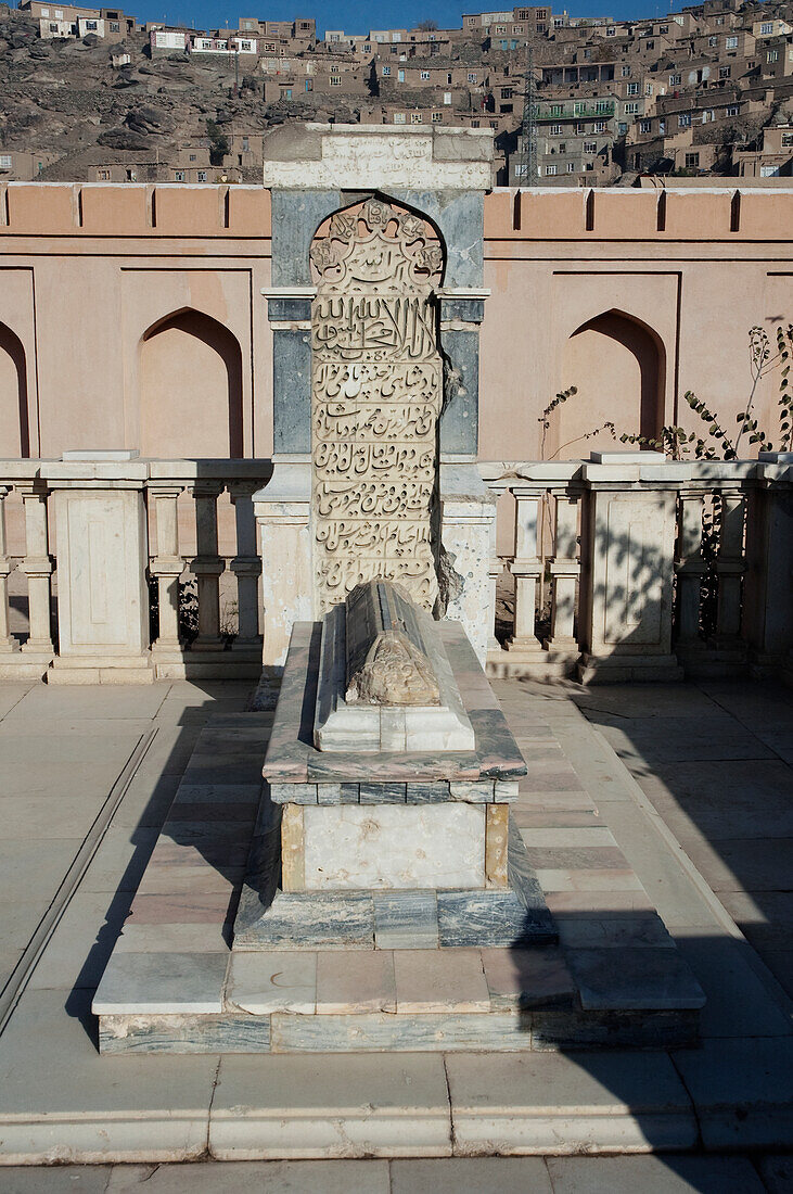 Baburs Grabmal mit dem ursprünglichen Grabstein und einem neuen Marmorzaun nach der Restaurierung von Bagh-I-Babur Shah (Baburs Garten) - Kabul, Afghanistan