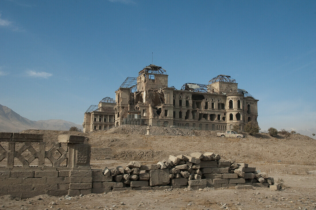 Der Darulaman-Palast wurde in den 1920er Jahren von einem französischen Architekten für König Amanullah entworfen; später wurde er zum Verteidigungsministerium und war das militärische Hauptquartier während der russischen Besatzung - Kabul, Afghanistan.