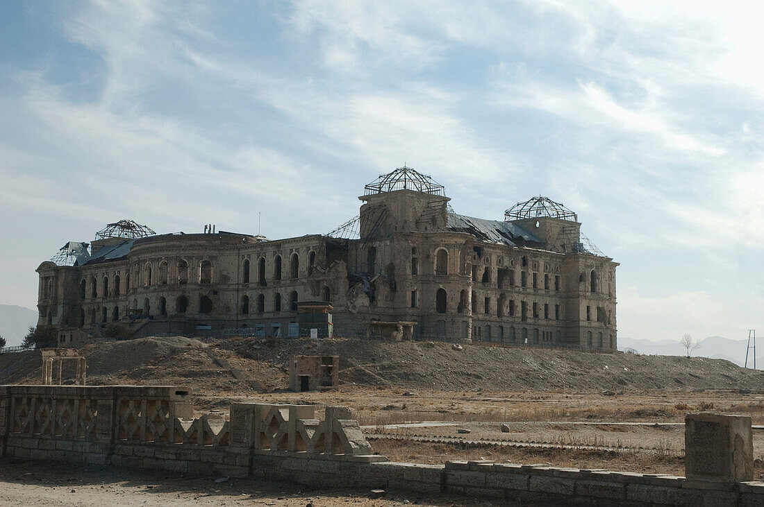 Der Darulaman-Palast wurde in den 1920er Jahren von einem französischen Architekten für König Amanullah entworfen; später wurde er zum Verteidigungsministerium und diente während der russischen Besatzung als militärisches Hauptquartier.Kabul, Afghanistan