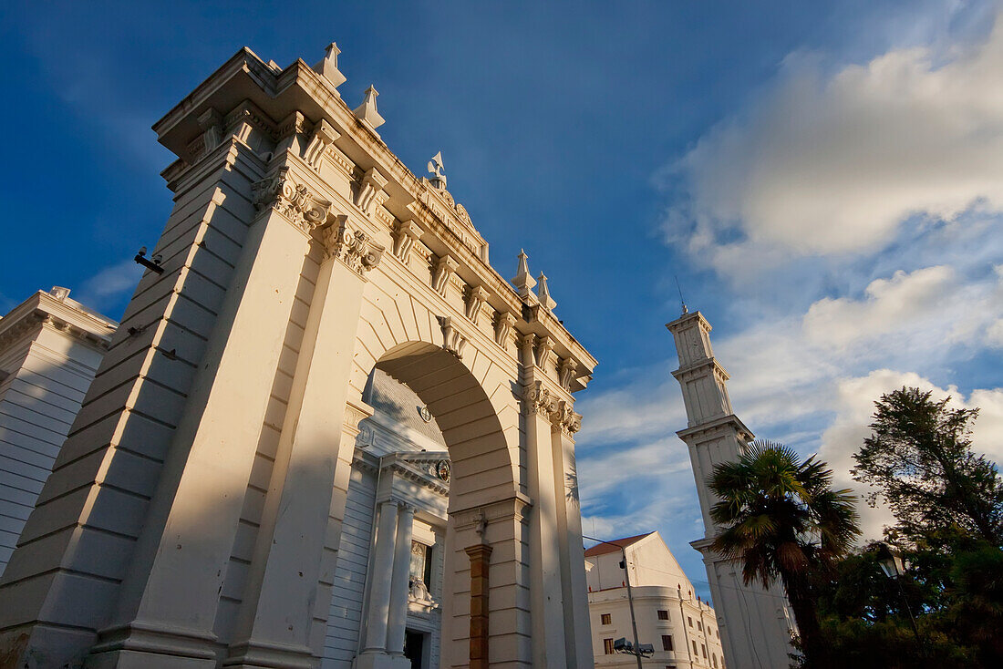 Triumphbogen im Parque Bolivar, Sucre, Departement Chuquisaca, Bolivien