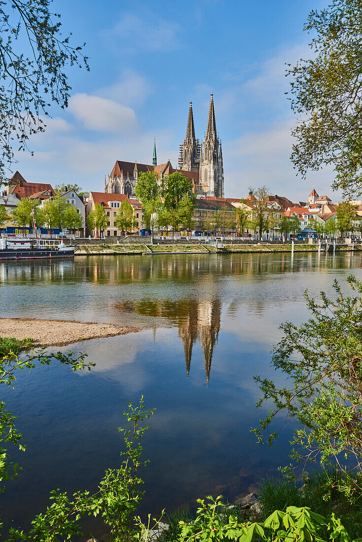 Blick über die Donau mit dem gotischen Dom St. Peter vom Marc?-Aurel-Ufer in der Altstadt von Regensburg bei blauem Himmel bei Sonnenuntergang; Regensburg, Bayern, Deutschland
