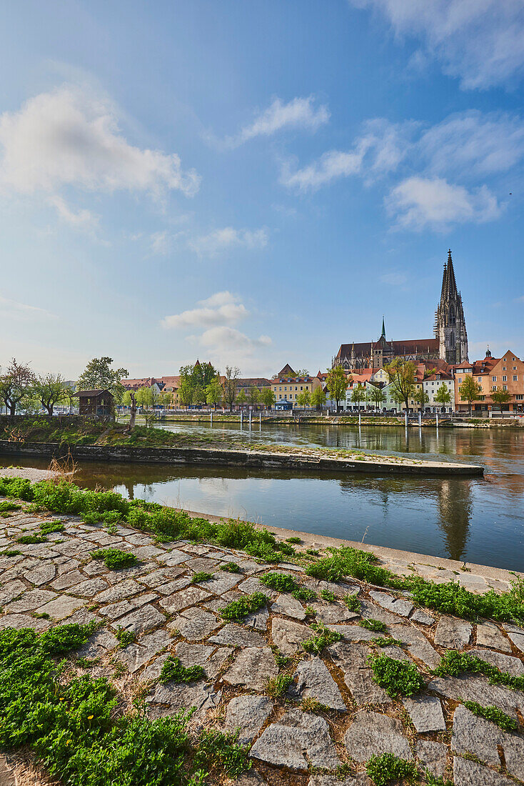 Blick über die Donau mit dem alten, gotischen St. Petersdom vom Steinweg am Marc?-Aurel-Ufer in der Altstadt von Regensburg bei blauem Himmel bei Sonnenuntergang; Regensburg, Bayern, Deutschland