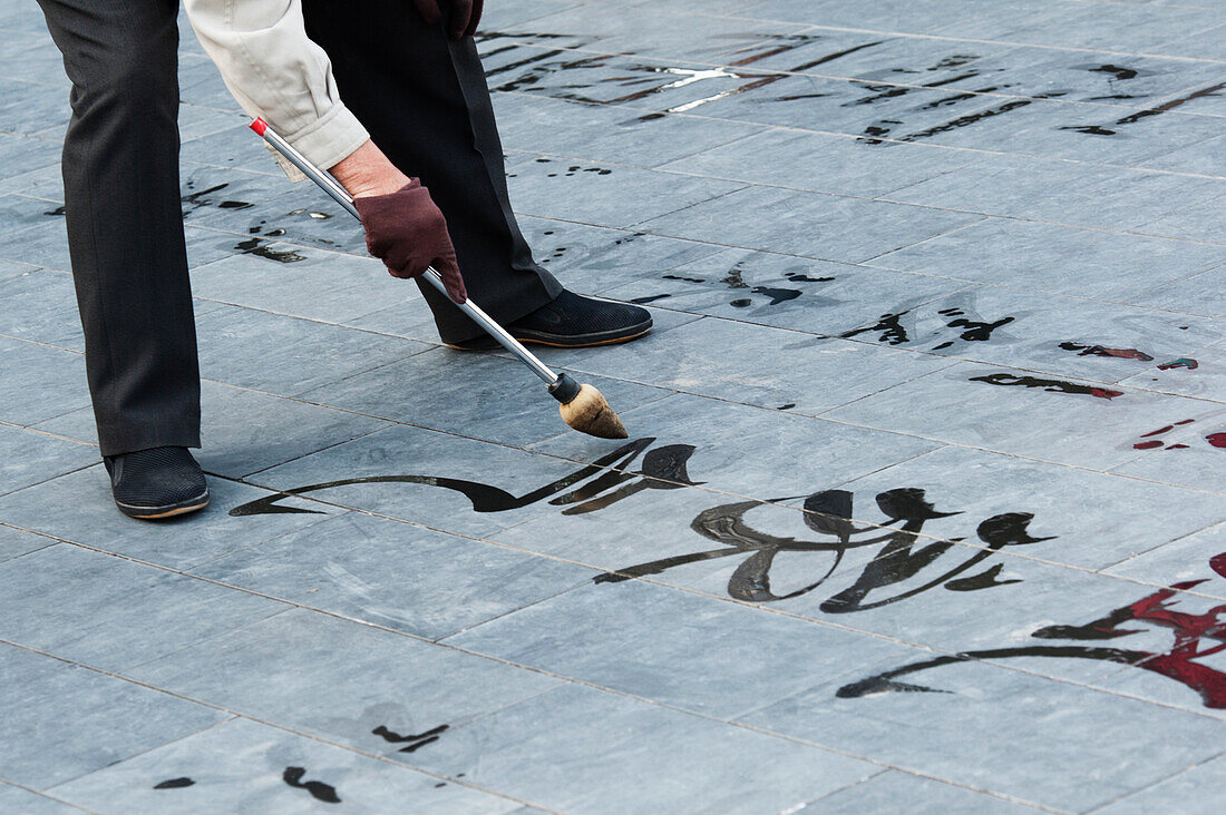 Kalligraphische Malerei auf dem Bürgersteig des Himmelstempels; Peking, China