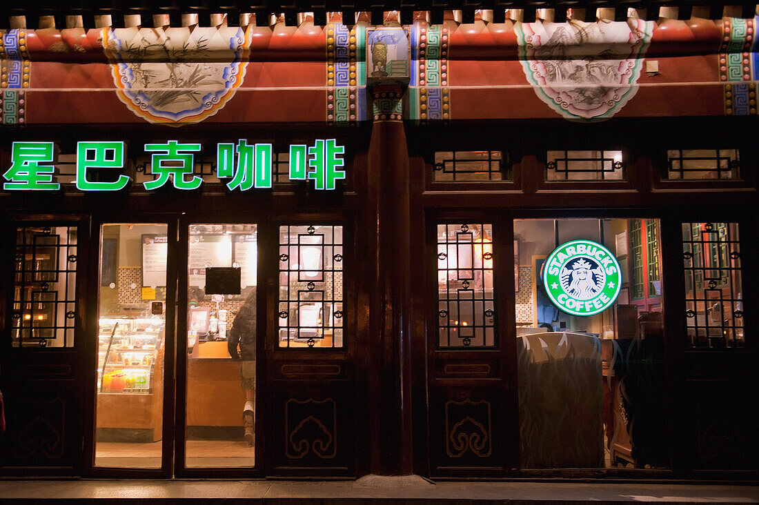 Außenansicht des Starbucks Coffee Shop; Peking, China