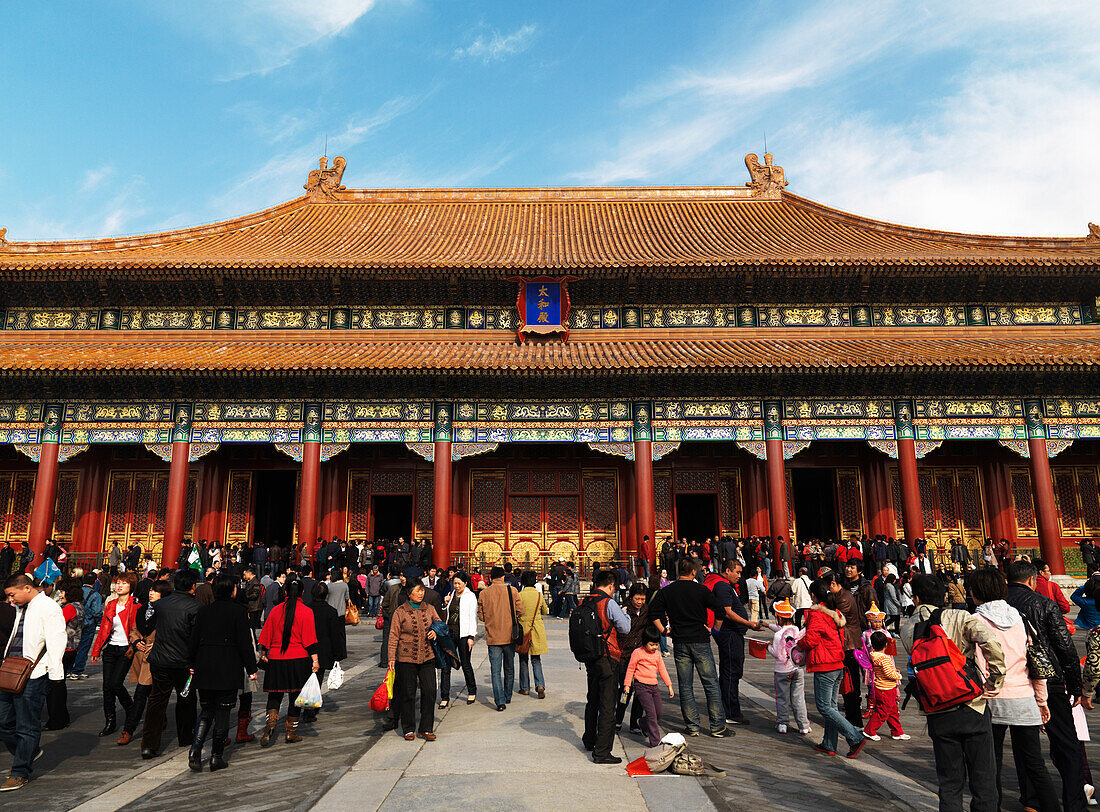 Menschenmenge in der Halle der Höchsten Harmonie in der Verbotenen Stadt; Peking, China