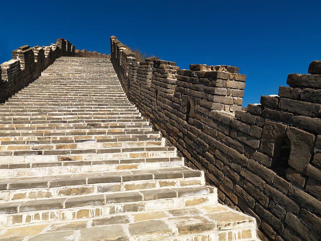 Stufen auf der Mutianyu-Sektion der Großen Mauer von China; Peking, China