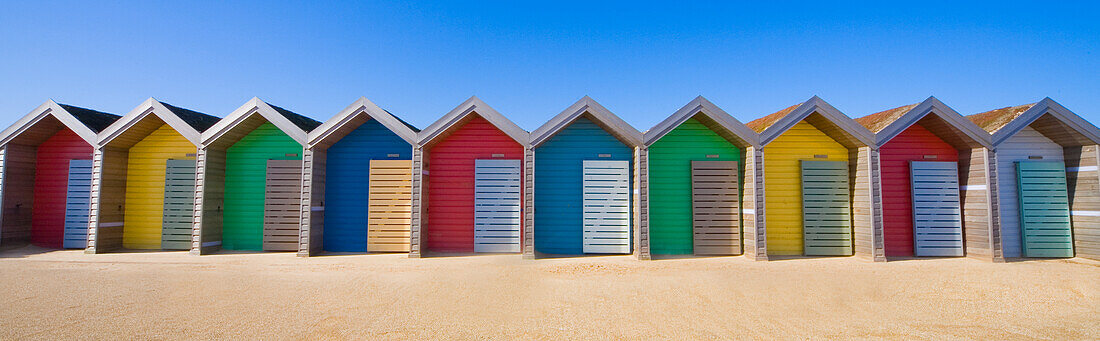 Reihe von bunten Strandhütten; Blyth, Northumberland, England