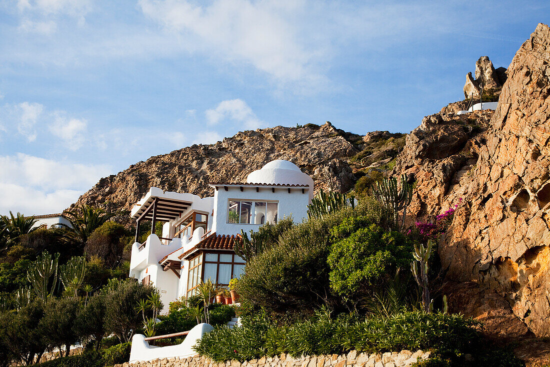 Ein Haus an einer Felsklippe in der Nähe von Zahara De Los Atunes; Andalusien Spanien