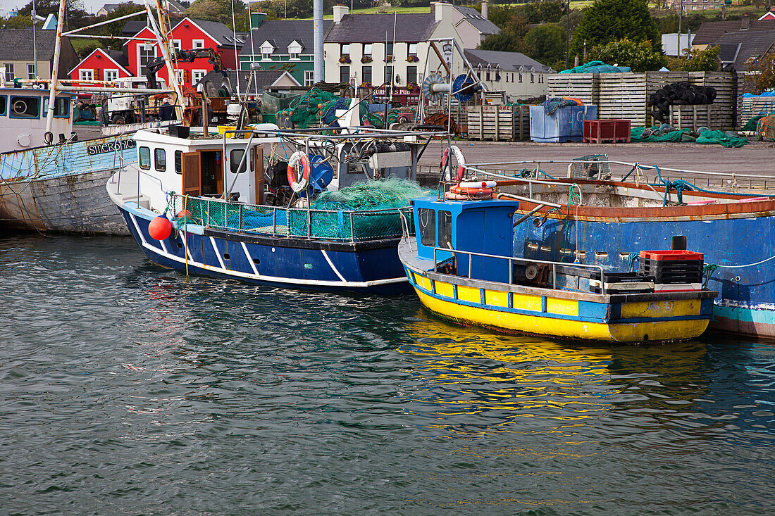 Im Hafen von Dingle vertäute Fischerboote; Dingle County Kerry Irland