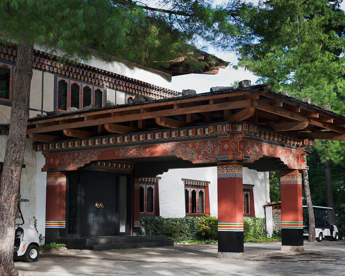 Blick auf den Eingang zum Uma Paro Hotel; Paro Distrikt Bhutan