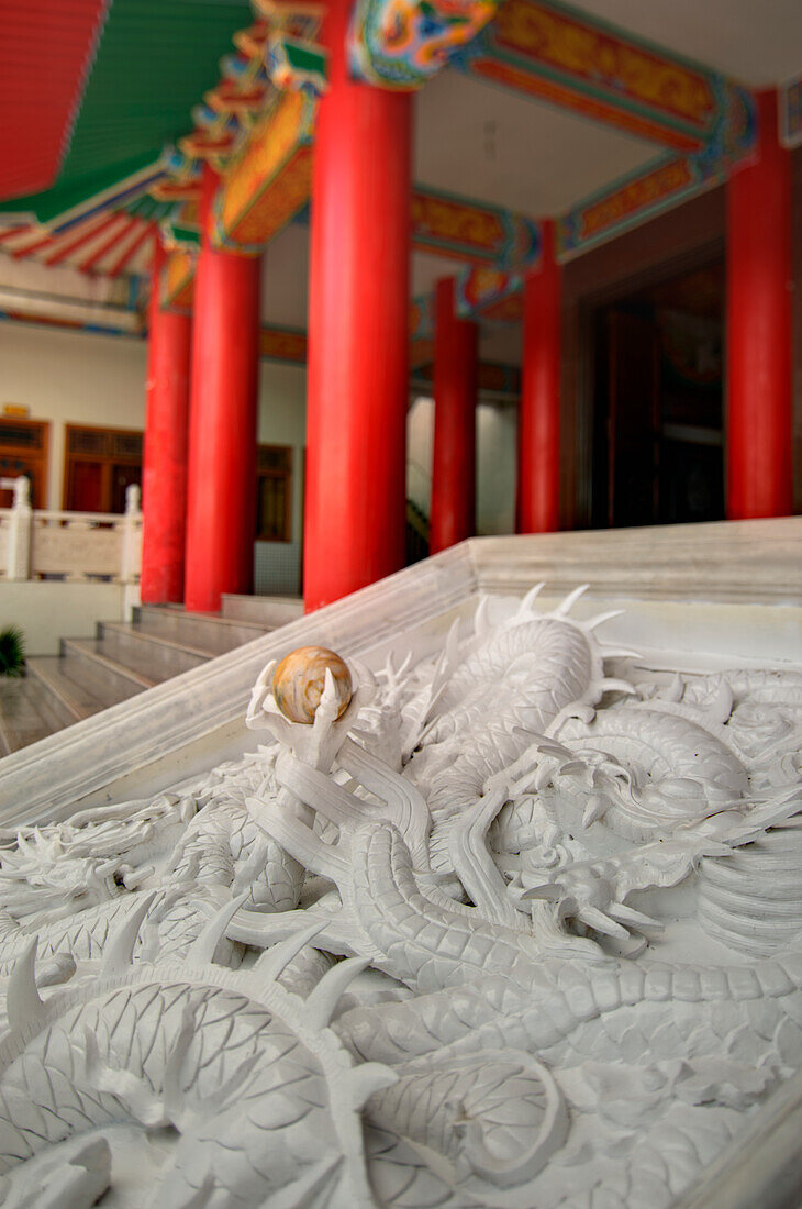 Verschnörkelte Schnitzereien in einem chinesischen Tempel; Chiang Mai Thailand