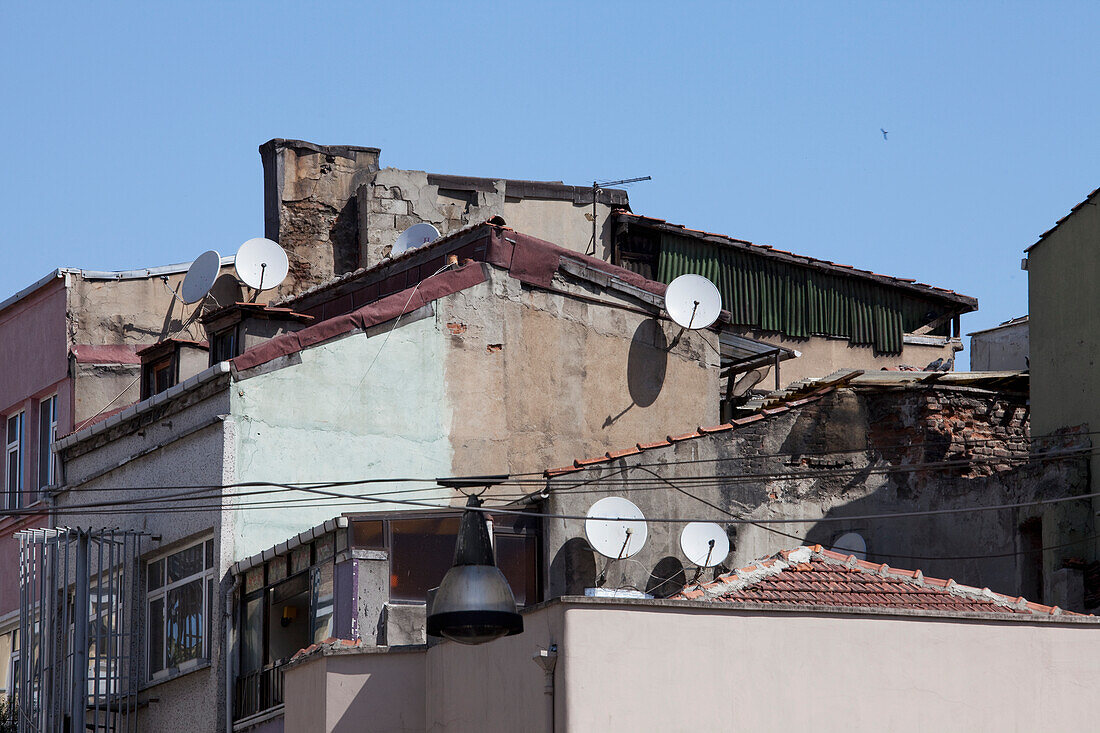 Verfallene Gebäude mit Satellitenschüsseln; Istanbul Türkei