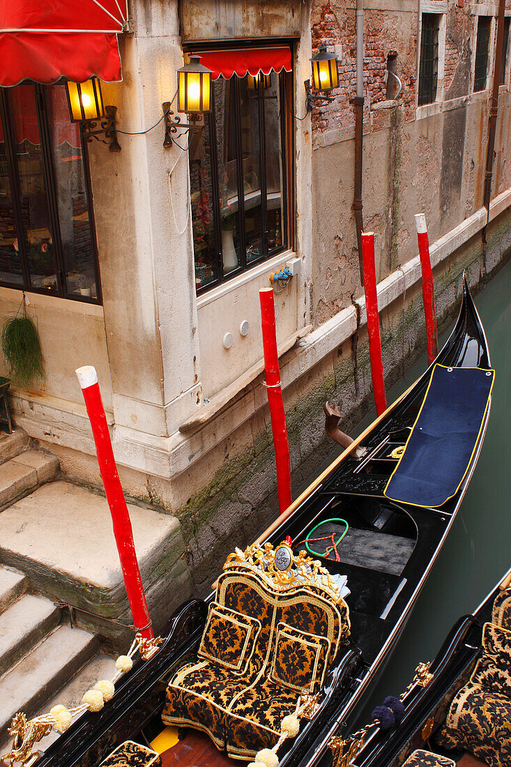 Gondeln in einem Kanal neben einem Restaurant; Venedig Venetien Italien