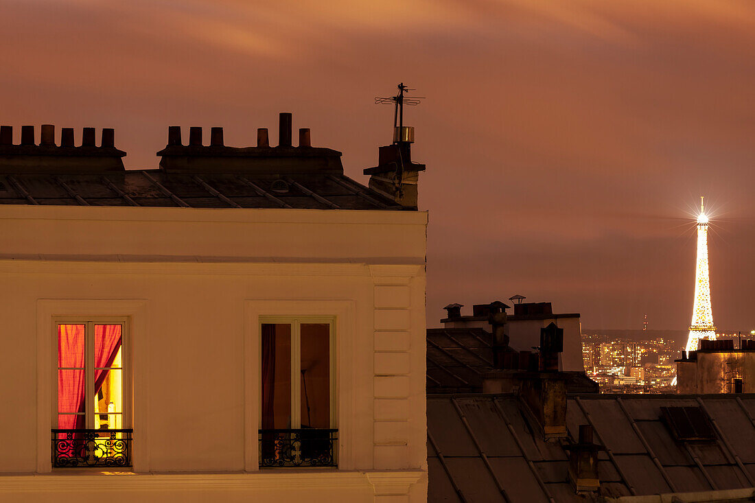 Blick auf den Eiffelturm über den Dächern von Montmartre; Paris Frankreich