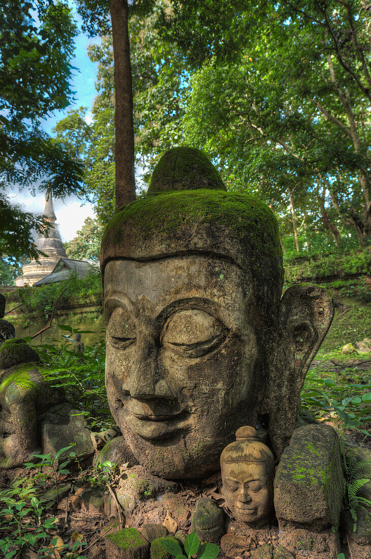 Wat Umong Ein berühmter Waldtempel mit Höhlentunneln; Chiang Mai Thailand