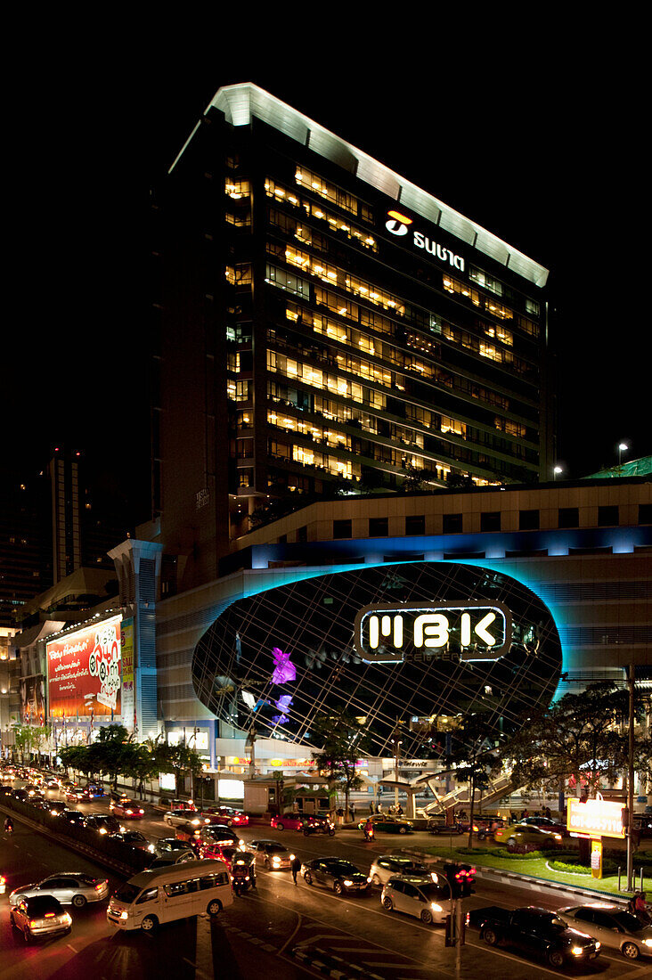 Mbk Centre und Verkehr bei Nacht; Bangkok Thailand