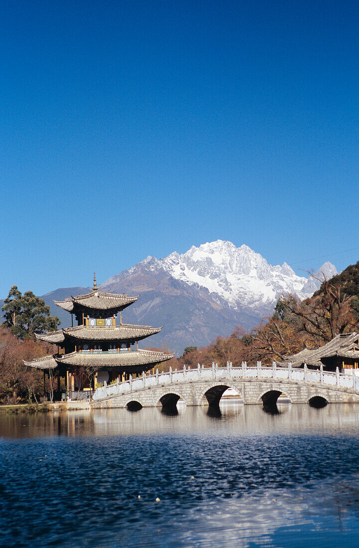 China, Schwarzer-Drachen-Pool-Park mit Fünf-Phönix-Pavillon; Lijiang