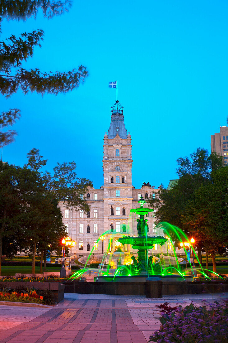 Tourny-Brunnen und das Parlamentsgebäude von Québec; Québec-Stadt, Québec, Kanada.