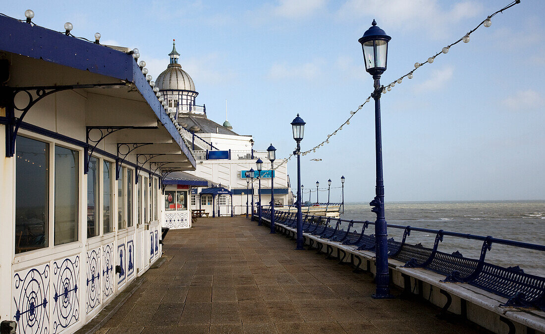 Ein Spazierweg am Pier; Eastbourne Sussex England