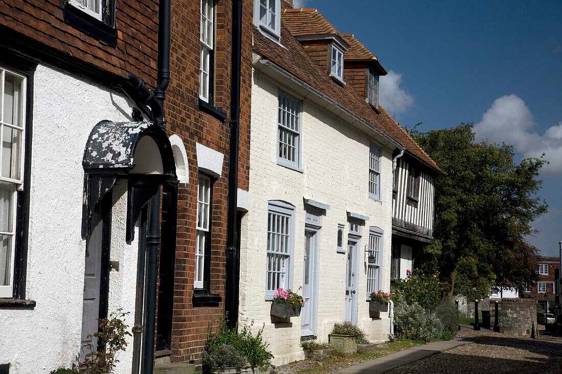 Ein Haus im Tudorstil in einer gepflasterten Straße; Rye Sussex England