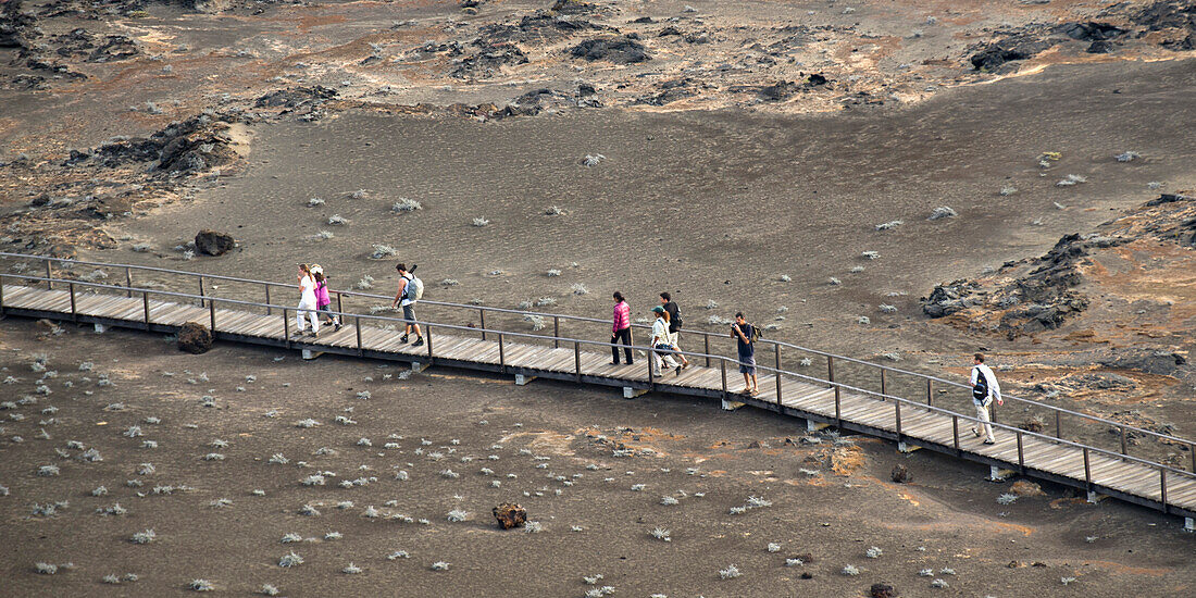 Menschen, die auf einer hölzernen Promenade gehen; Bartolome Insel Galapagos Equador