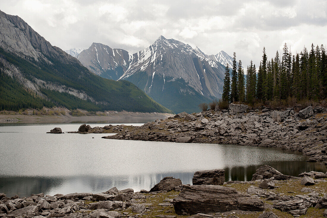 Die kanadischen Rocky Mountains und der Medicine Lake im Jasper National Park; Jasper Alberta Kanada