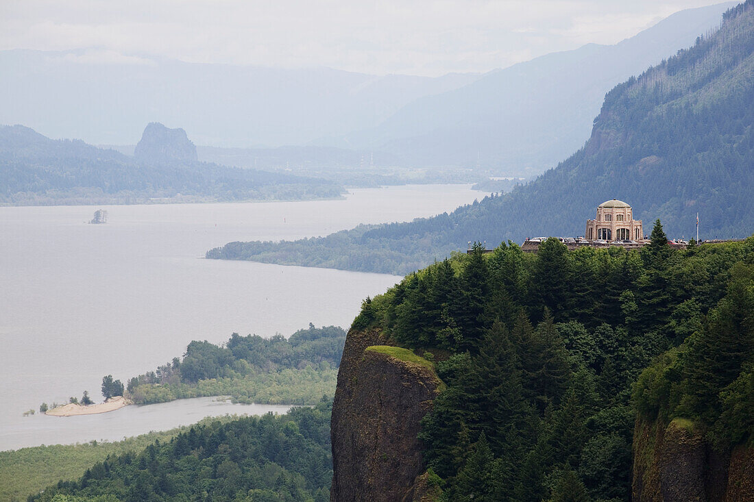 Crown Point und Vista House in der Columbia River Gorge; Oregon Vereinigte Staaten Von Amerika