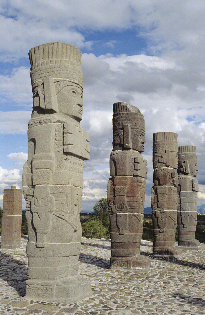 Mexiko, Tula, Steinskulpturen in einer Reihe aufgereiht; Toltekische Ruinen