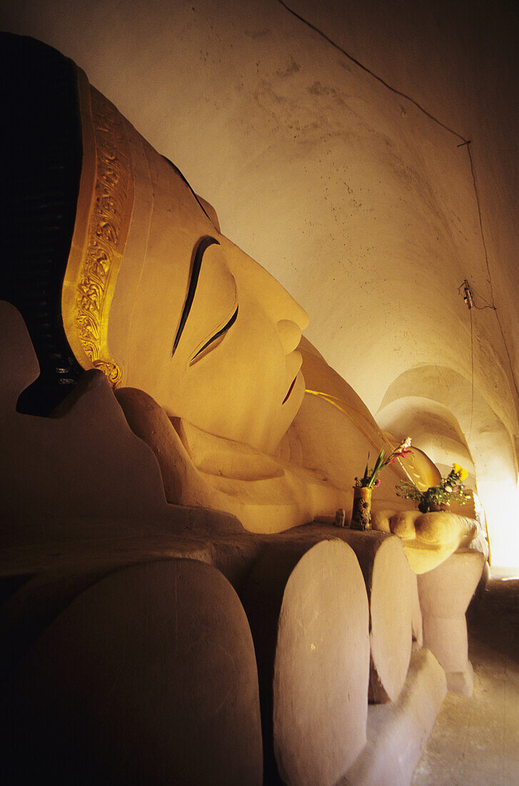 Birma (Myanmar), Bagan, Nahaufnahme eines liegenden Buddhas; Manuha Paya