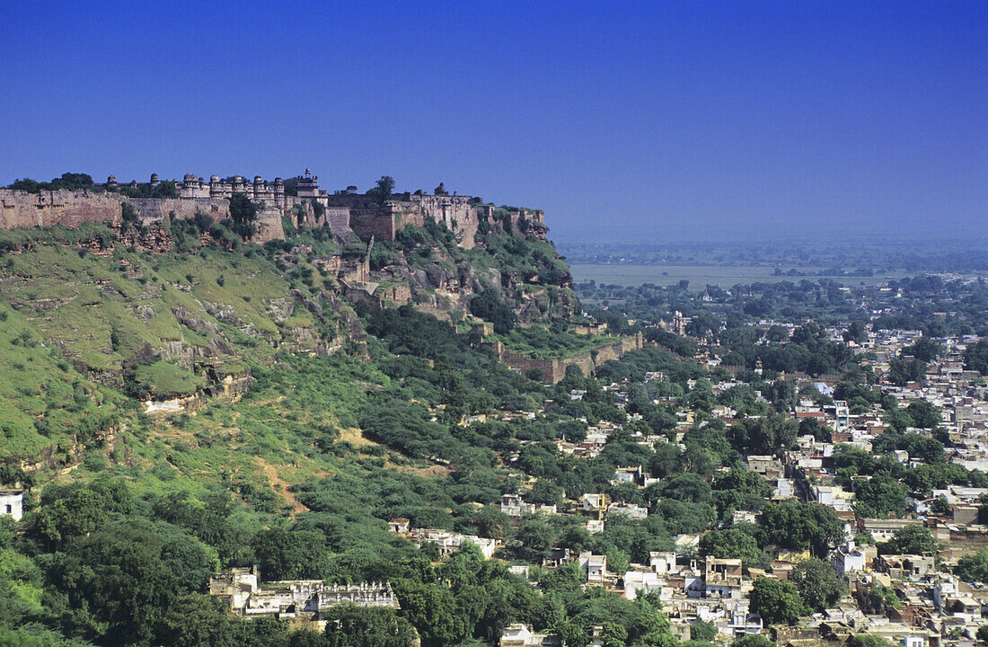 Indien, Stadt Gwalior, Man Singh Palast auf einem Hügel oberhalb, klarer blauer Himmel.