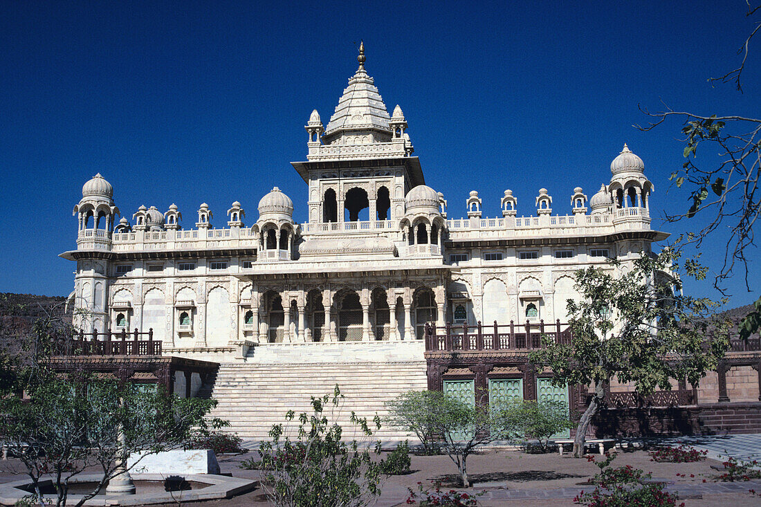 Indien, Mandore Cenotaphs Of Jodhpur Rulers, Exterior Of White Building Against Blue Sky, View From Front.