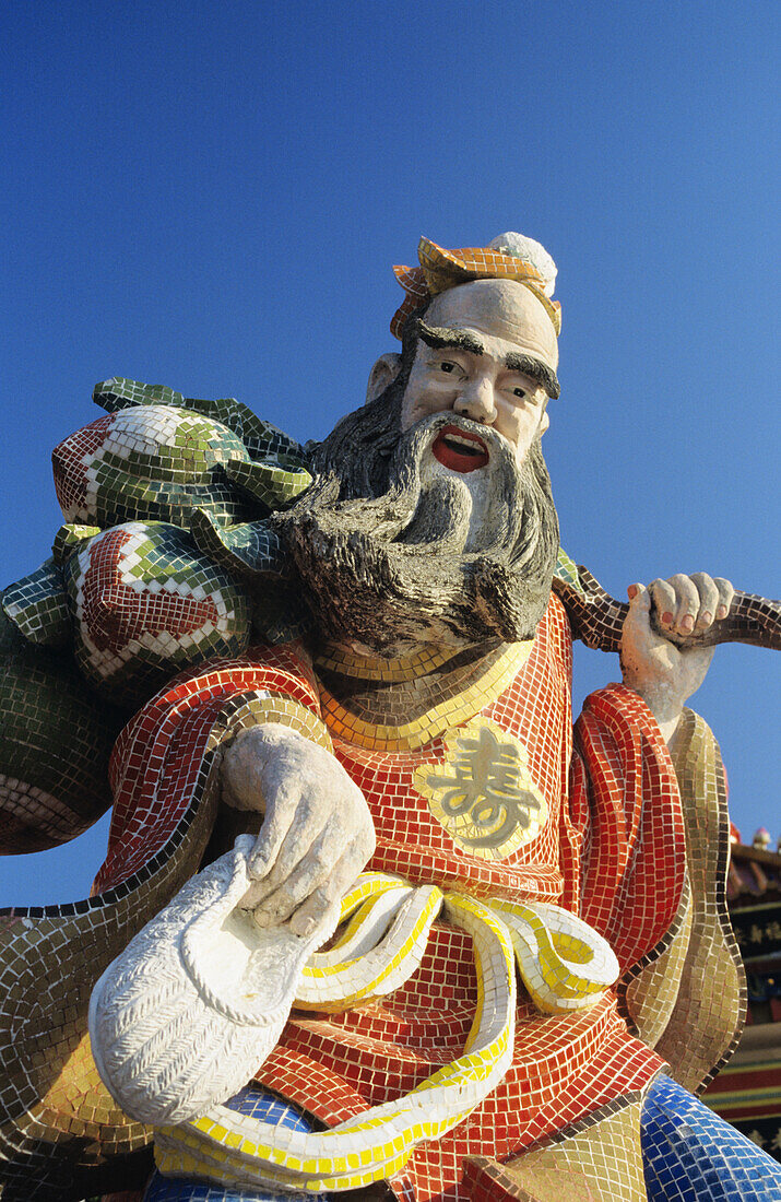 China, Hongkong, Nahaufnahme der farbenfrohen Statue im Tin Hua Tempel; Müllbucht