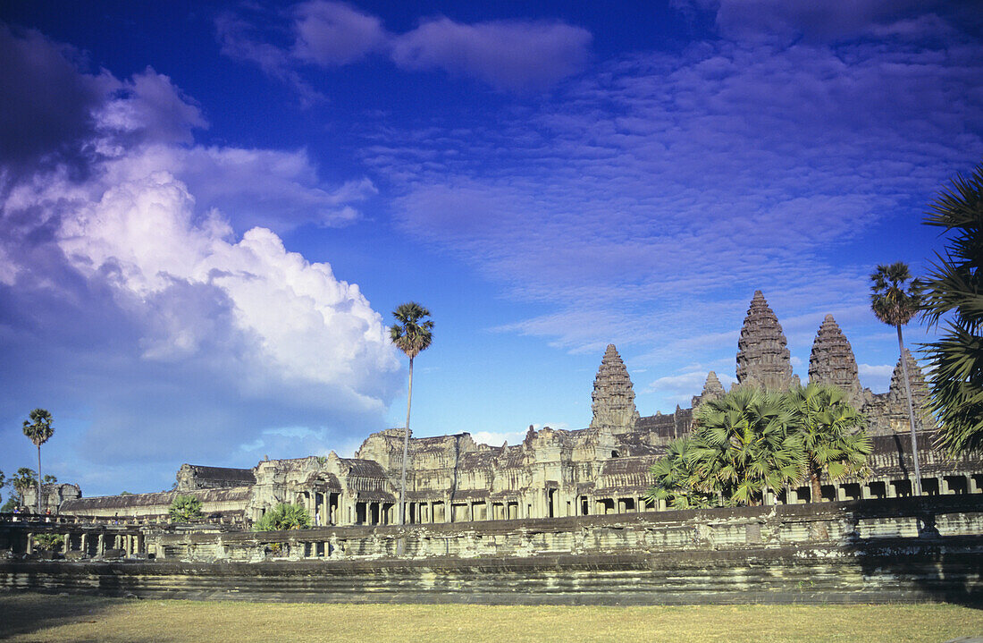 Cambodia, Sieam Reap, View of temple complex; Angkor Wat