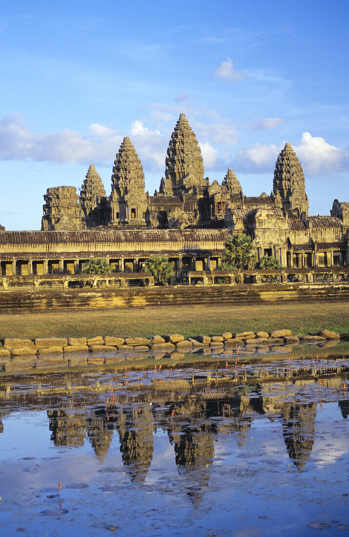 Kambodscha, Siem Reap, Tempel mit Spiegelung im Teich; Angkor Wat