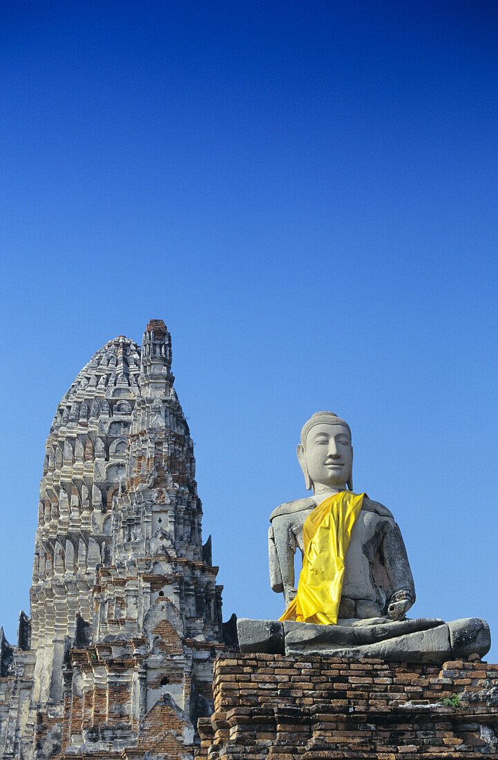 Thailand, Ayuthaya, Wat Chai Wattanaram, Buddha-Statue und Tempel