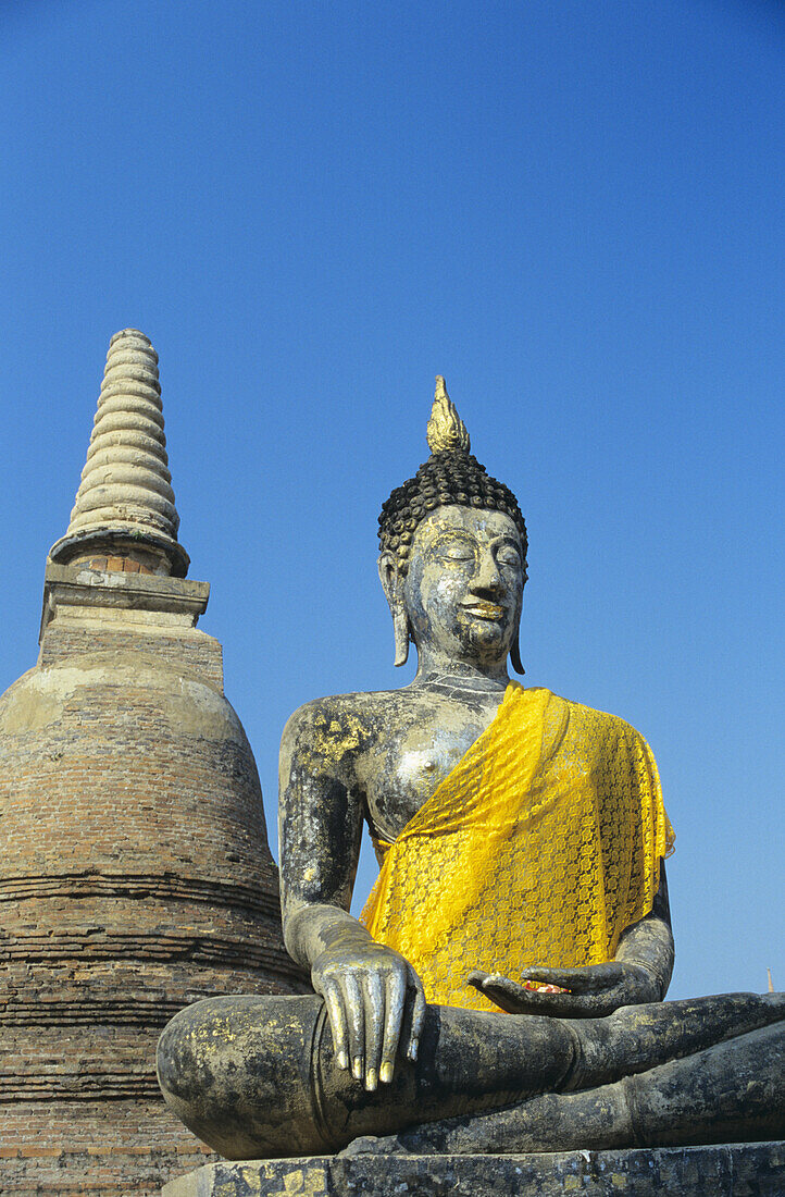 Thailand, Sukhothai, Blick auf Buddha-Statue und Tempel; Wat Mahathat