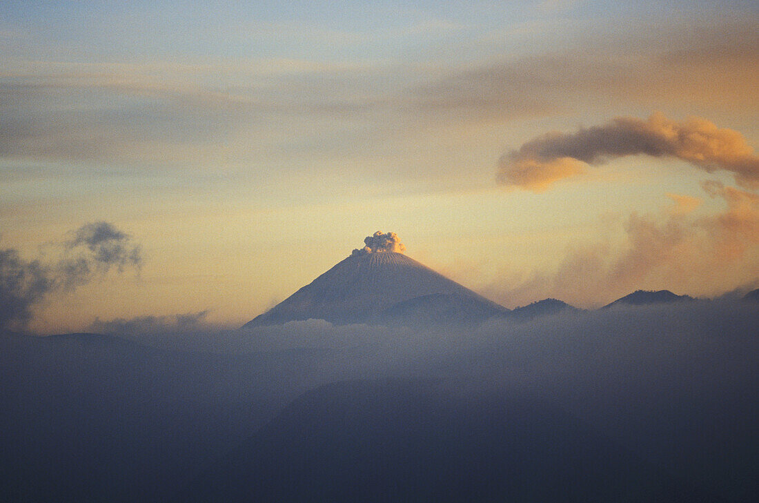 Indonesien, Java, Bromo Tengger Semeru Nationalpark, rauchiger aktiver Vulkan, nebliger Himmel bei Sonnenuntergang