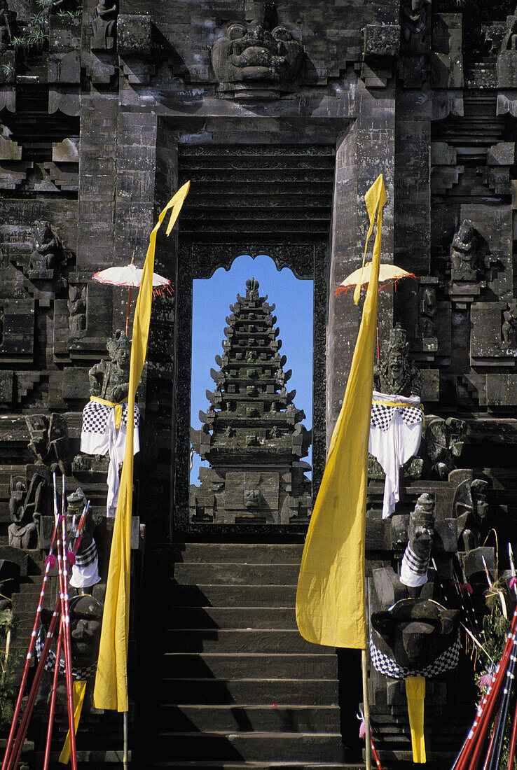 Indonesien, Bali, Hindu-Tempel, Blick durch die Türöffnung