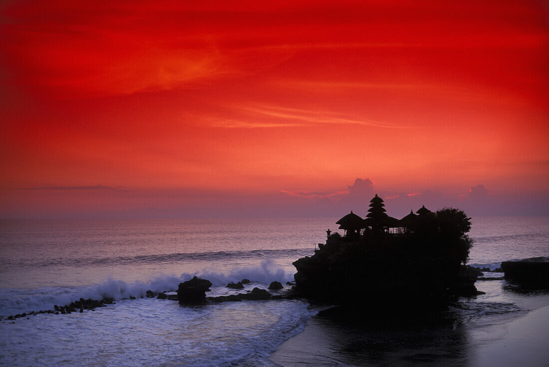 Indonesien, Bali, Taneh Lot-Tempel bei Sonnenuntergang, roter Himmel