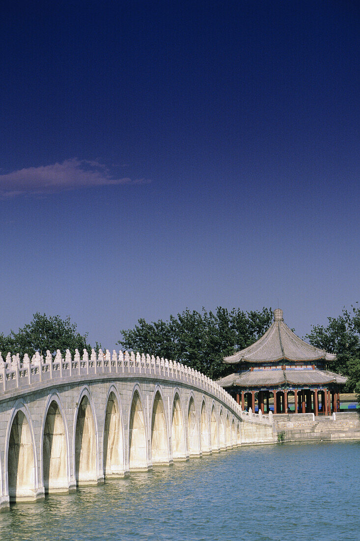 China, Sommerpalast, Siebzehn-Bogen-Brücke, Blick auf den Außenpavillon