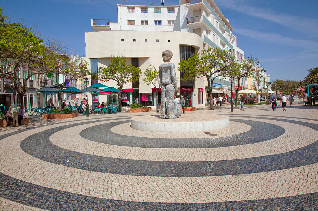 Eine Statue in der Mitte eines öffentlichen Fußgängerwegs; Lagos Algarve Portugal