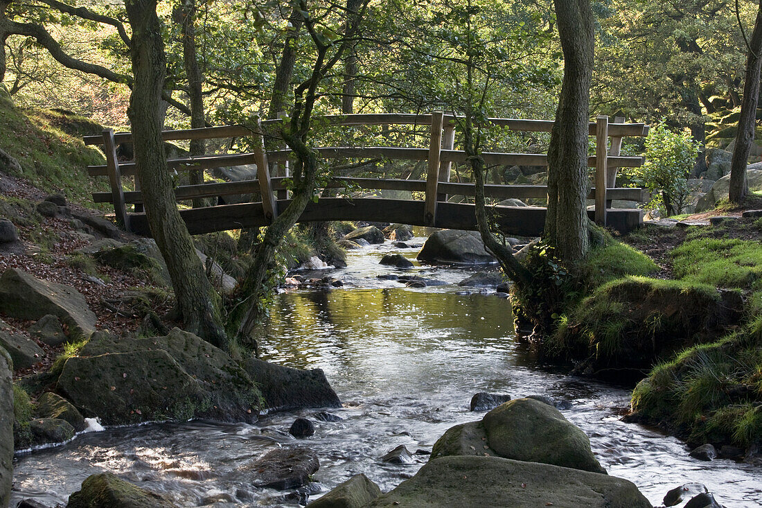 Wasser fließt unter einer Brücke im Peak-District-Nationalpark; Derbyshire England