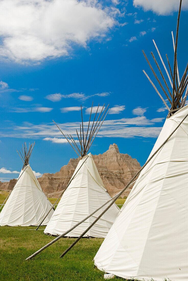 Drei Tipis im Badlands-Nationalpark; South Dakota Vereinigte Staaten Von Amerika